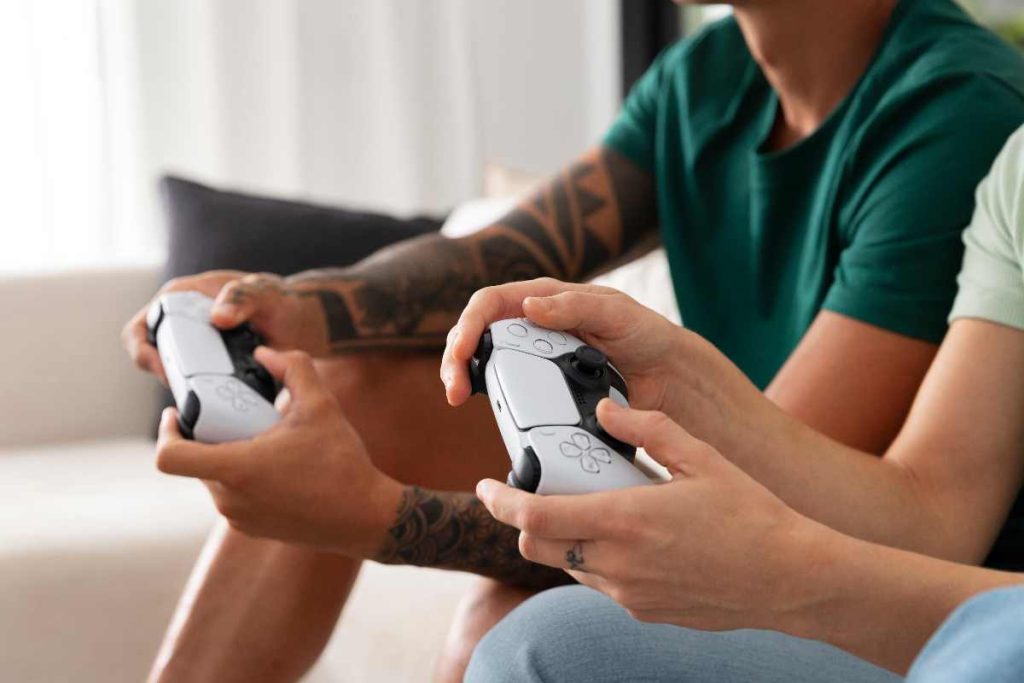 Ragazzi che giocano alla PS5