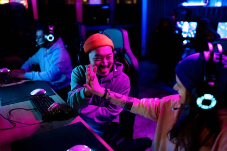 Gamer che si danno il cinque